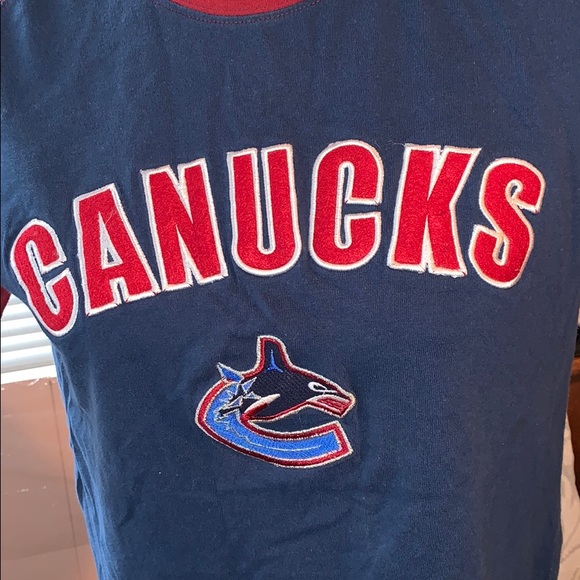Vintage Canuck shirt fits like women’s medium - Picture 4 of 5